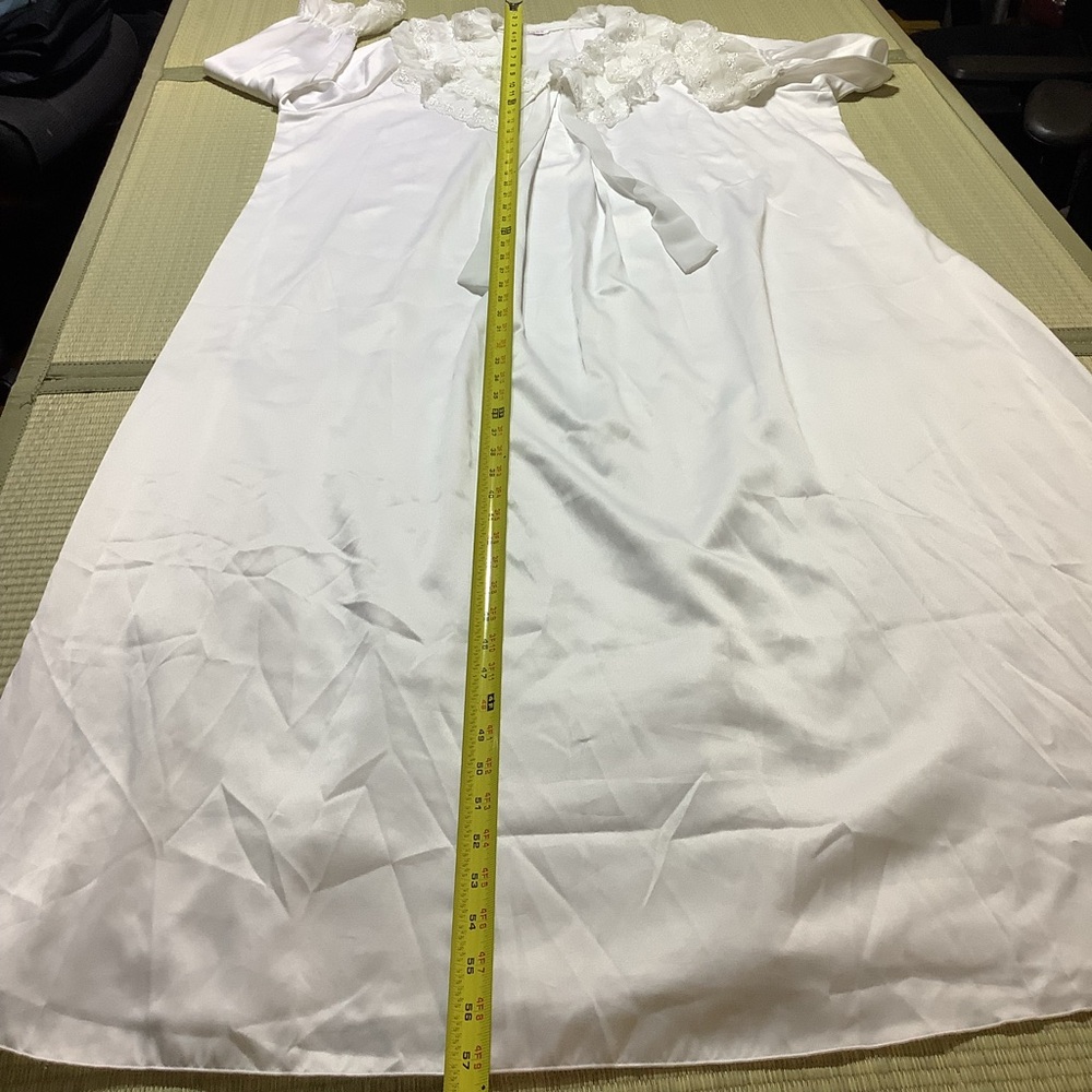 Elegant White Lace Nightgown - Picture 6 of 10